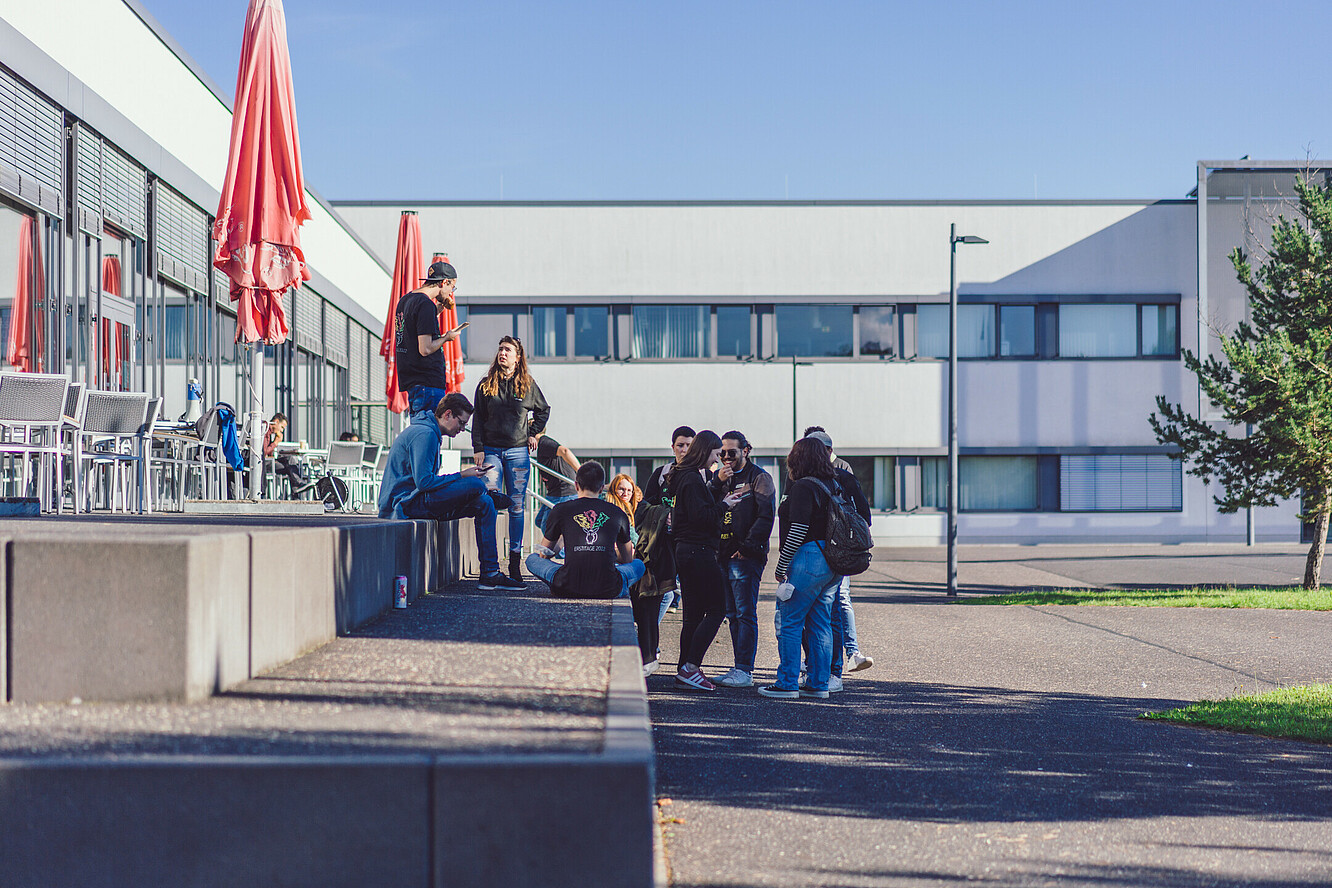 Studierende vor der Mensa am Campus Jülich